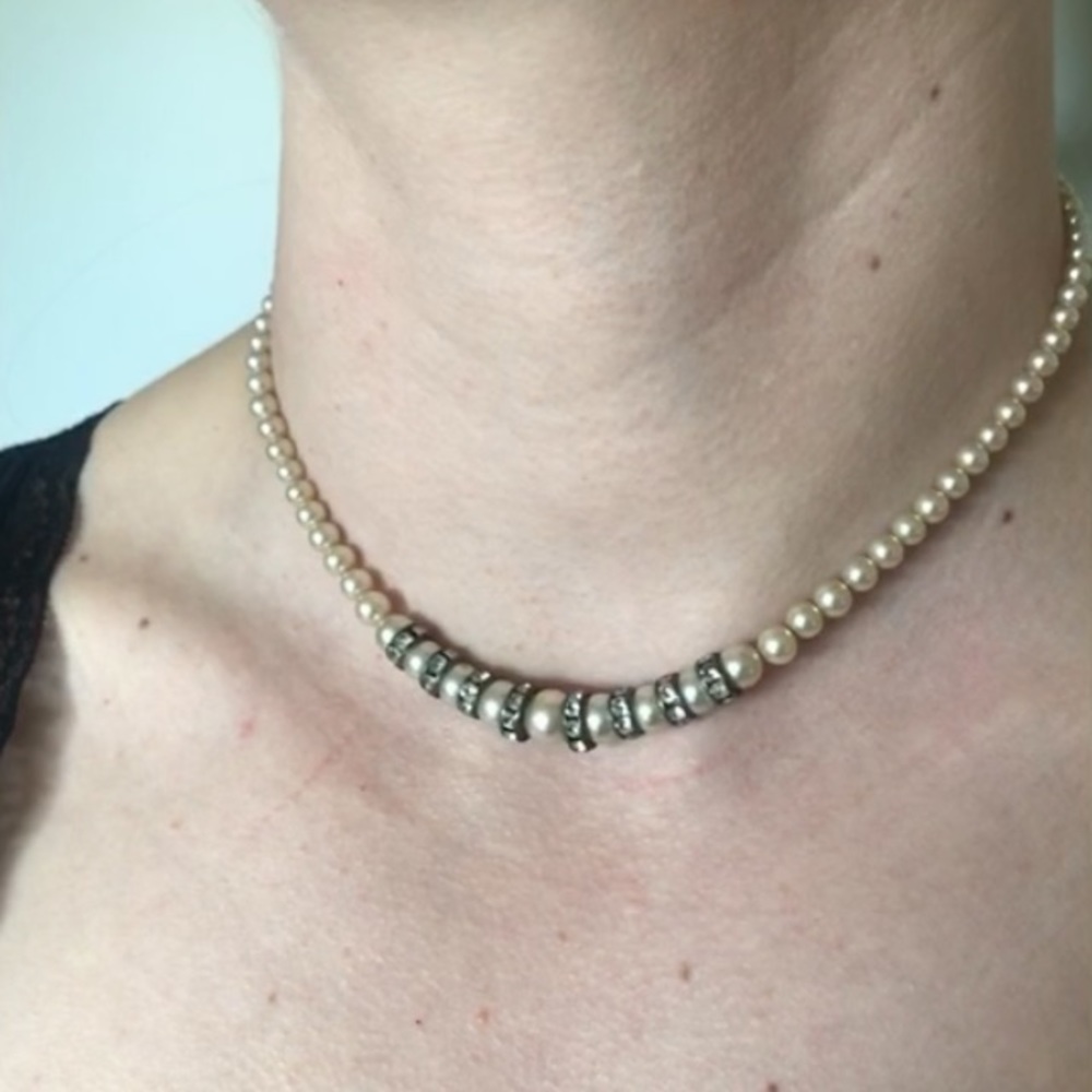 Beautiful vintage faux pearl and rhinestone necklace.